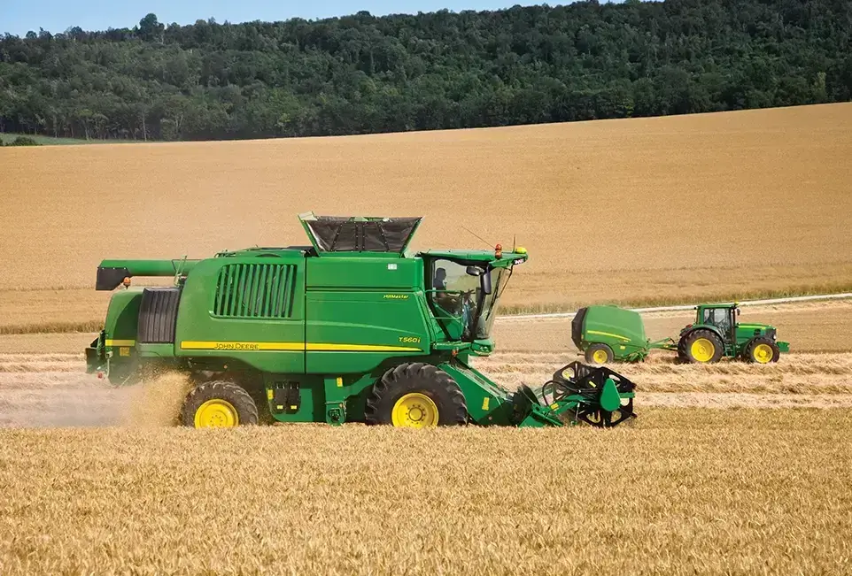 Landwirtschaftliche Maschinen auf Feld