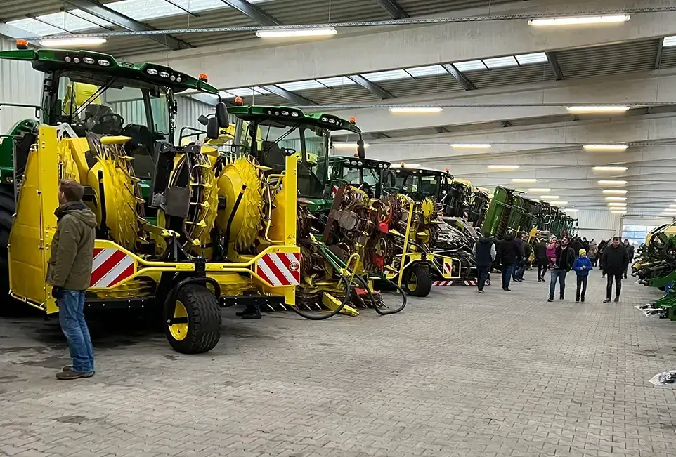 Ausstellung von landwirtschaftlichen Maschinen in Halle