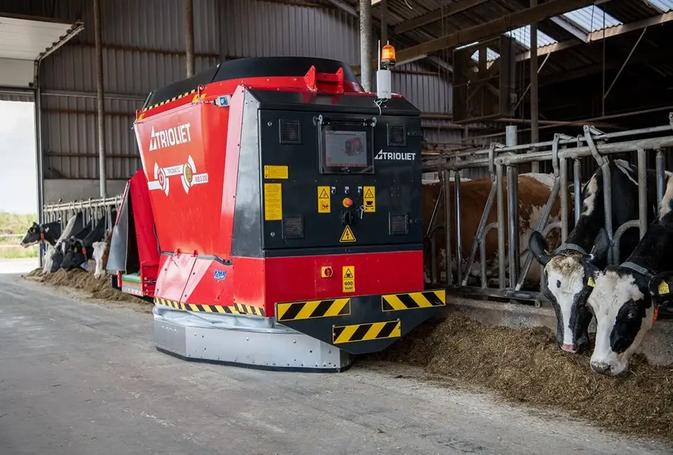 Trioliet Fütterungsroboter schiebt Futter im Kuhstall an