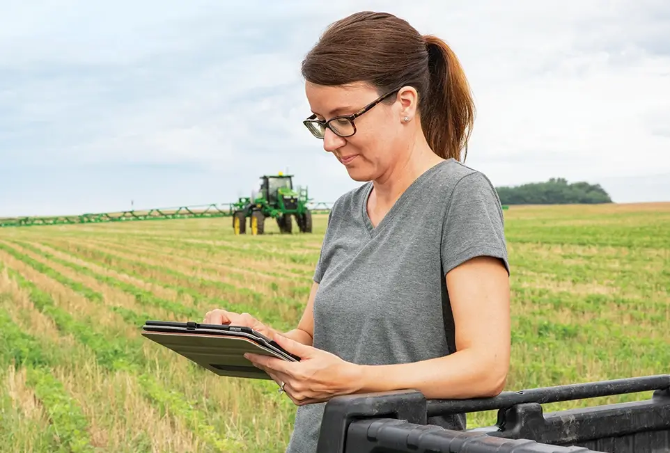 Mitarbeiterin mit Tablet auf dem Feld