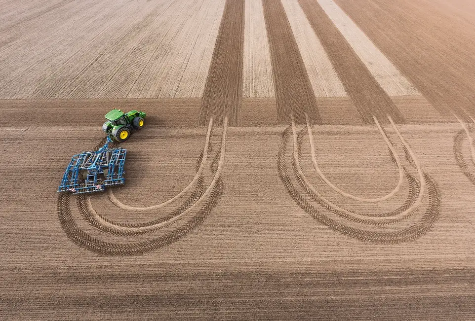 Trecker aus Vogelperspektive auf Feld